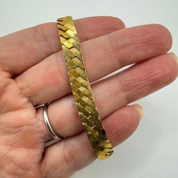 7" Vintage Gold tone metal, thick 7mm herringbone bracelet! - Picture 4 of 9